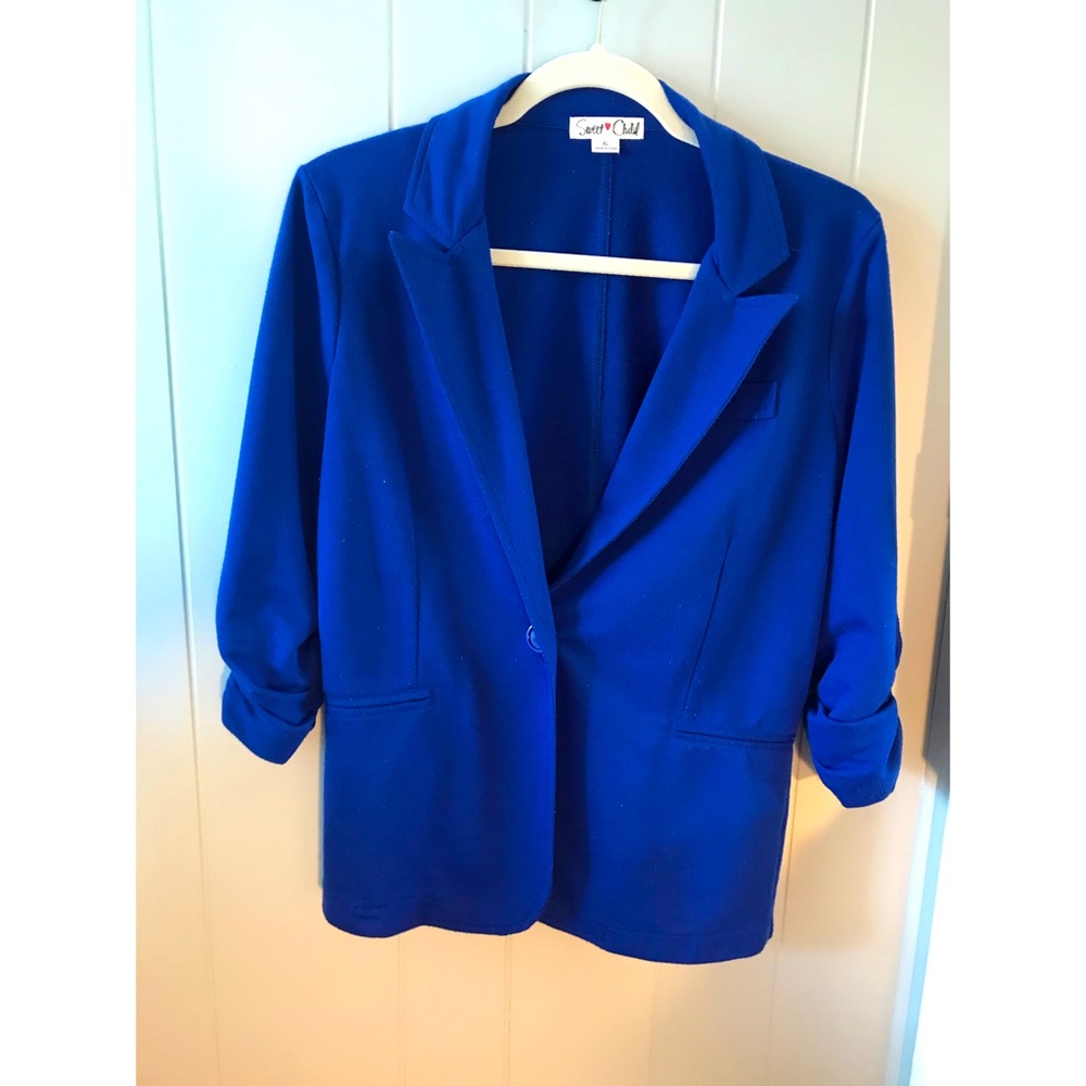Three quarter sleeve blazer
